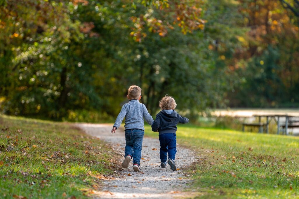 Boys Children Path Trail Park  - jatocreate / Pixabay